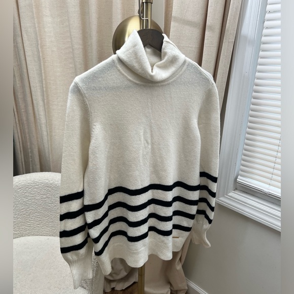 Michael Kors Turle Neck Sweater | Large - Picture 2 of 10